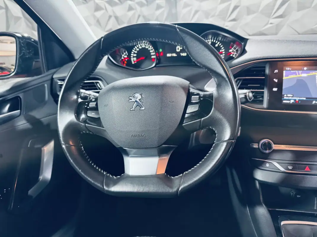 Peugeot 308 2019 - 14990 EUR, 62170 km - AUTO.MOTO.pt - 62170km - foto 21 de 36