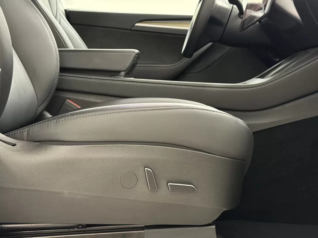 Tesla Model Y 2022 - 34890 EUR, 49800 km - AUTO.MOTO.pt - 49800km - foto 26 de 32