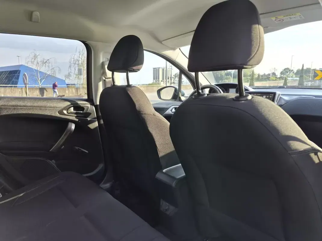 Peugeot 2008 2015 - 8999 EUR, 70466 km - AUTO.MOTO.pt - 70466km - foto 14 de 16