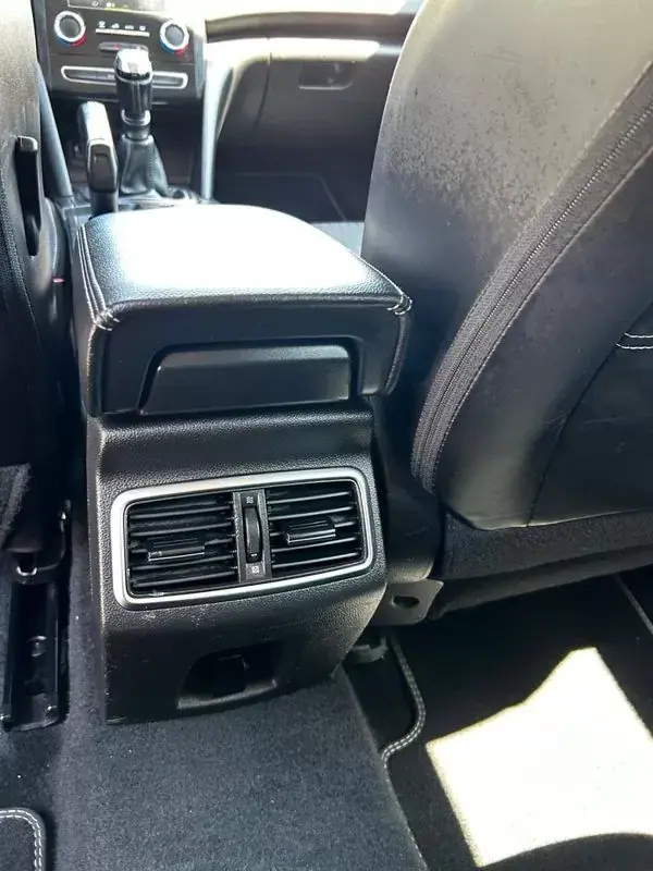 Renault Mégane 2019 - 14250 EUR, 135000 km - AUTO.MOTO.pt - 135000km - foto 36 de 39