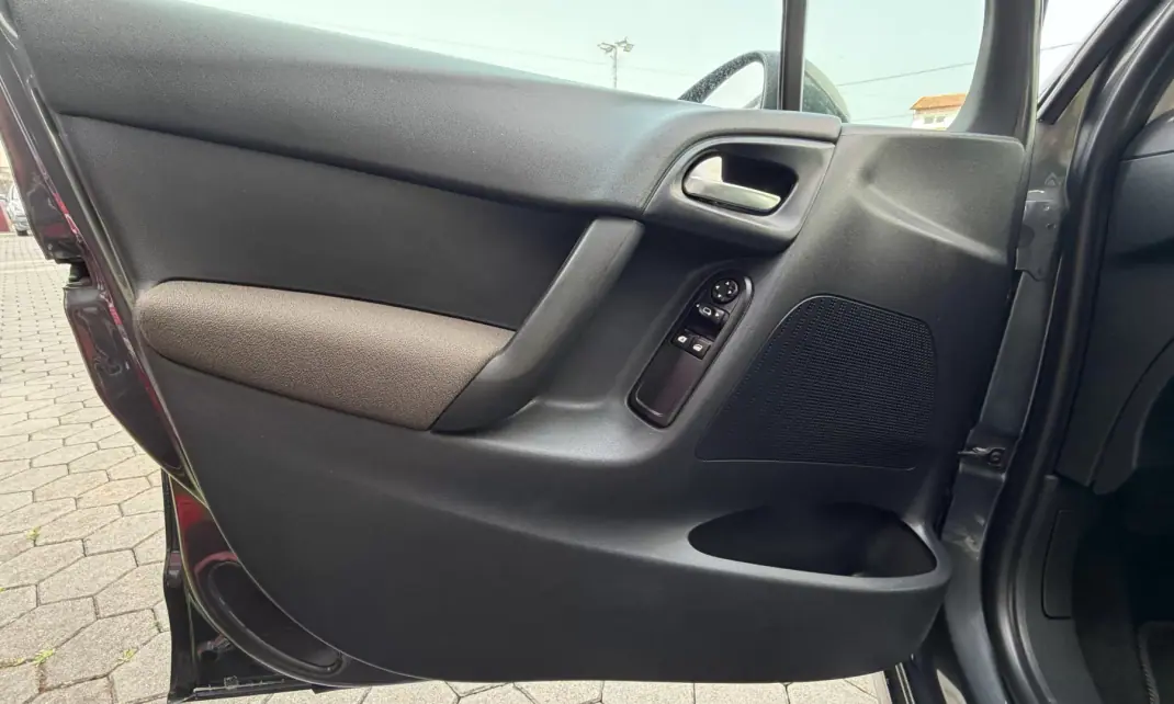 Citroën C3 2015 - 10500 EUR, 127000 km - AUTO.MOTO.pt - 127000km - foto 8 de 20