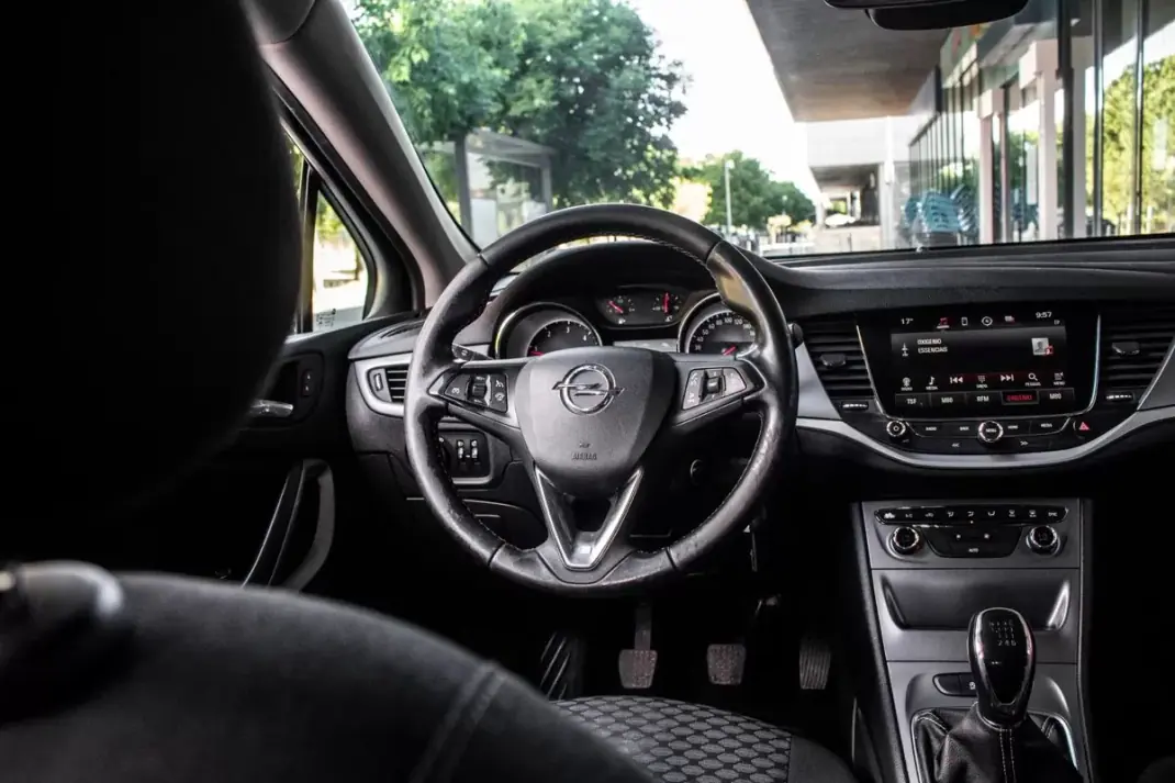 Opel Astra Sports Tourer 2018 - 9900 EUR, 225626 km - AUTO.MOTO.pt - 225626km - foto 30 de 34