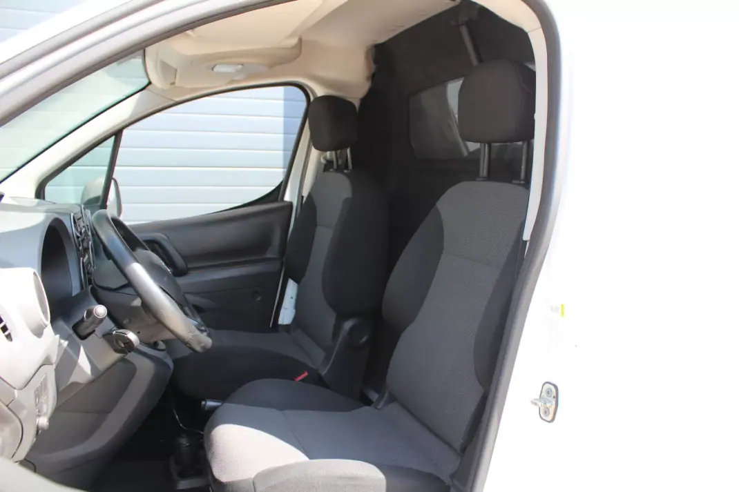 Peugeot Partner 1.6 Blue-HDi Confort L1 2018 - 10000 EUR, 235830 km - AUTO.MOTO.pt - 235830km - foto 10 de 17