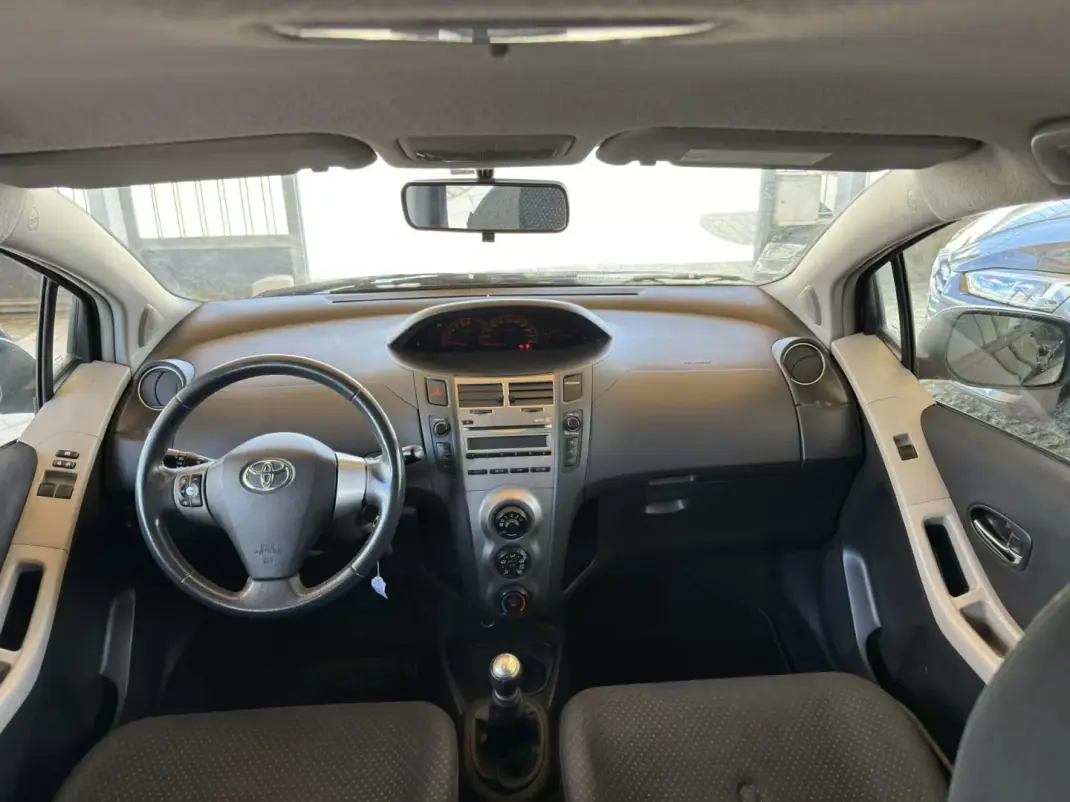Toyota Yaris 2010 - 5500 EUR, 207295 km - AUTO.MOTO.pt - 207295km - foto 18 de 26