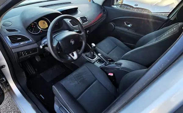 Renault Mégane 2010 - 6500 EUR, 280000 km - AUTO.MOTO.pt - 280000km - foto 14 de 15