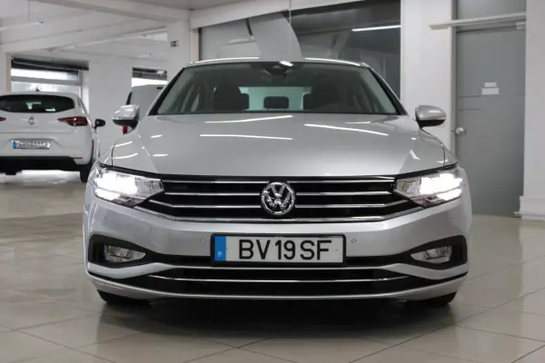 Volkswagen Passat 2021 - 21900 EUR, 22076 km - AUTO.MOTO.pt - 22076km - foto 8 de 44