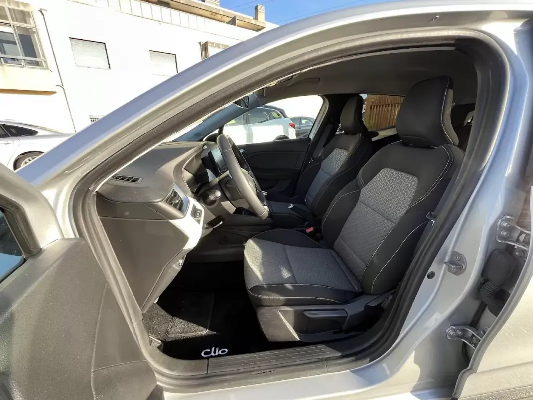 Renault Clio 2023 - 15450 EUR, 66000 km - AUTO.MOTO.pt - 66000km - foto 25 de 43
