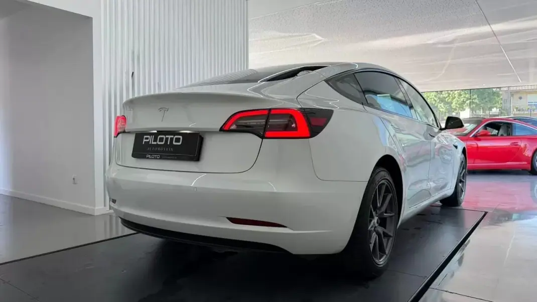 Tesla Model 3 2022 - 29990 EUR, 84000 km - AUTO.MOTO.pt - 84000km - foto 8 de 21