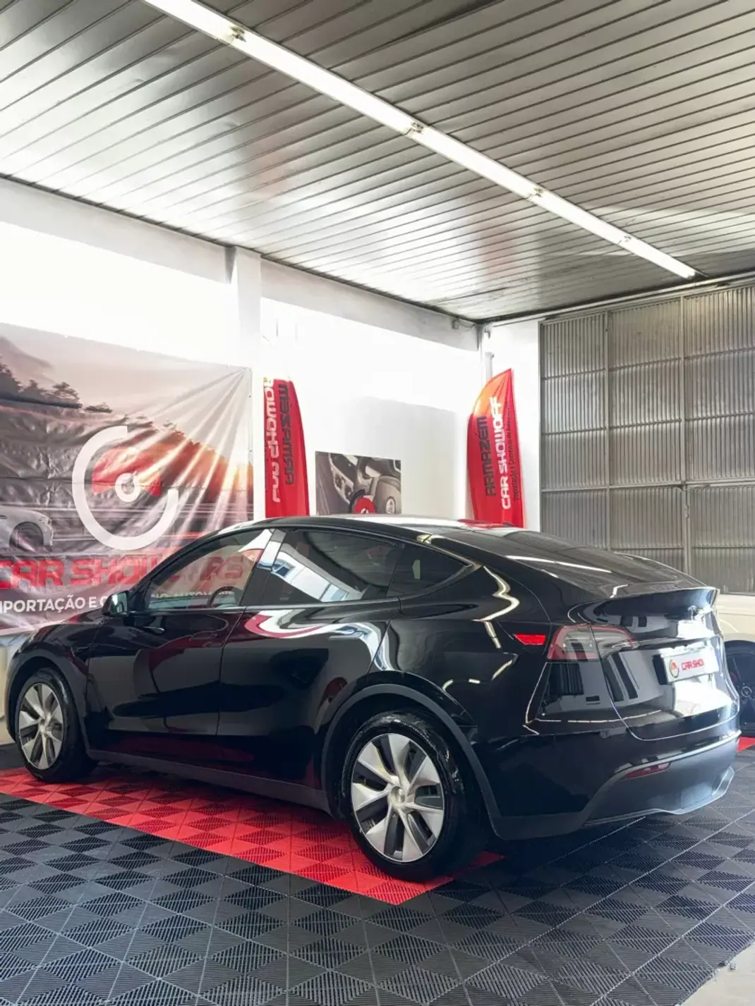 Tesla Model Y 2023 - 32900 EUR, 160000 km - 160000km - foto 4 de 9