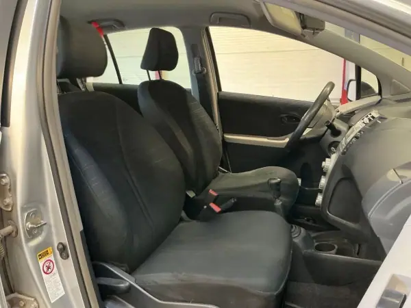 Toyota Yaris 2007 - 6990 EUR, 290000 km - AUTO.MOTO.pt - 290000km - foto 3 de 4