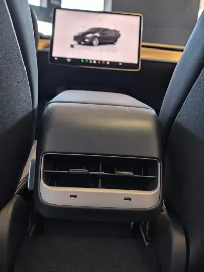 Tesla Model Y 2023 - 38490 EUR, 74953 km - 74953km - foto 21 de 25
