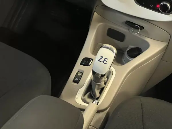 Renault Zoe 2018 - 10990 EUR, 130000 km - AUTO.MOTO.pt - 130000km - foto 17 de 36