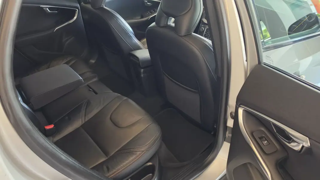 Volvo V40 Cross Country 2013 - 9900 EUR, 239930 km - AUTO.MOTO.pt - 239930km - foto 46 de 55