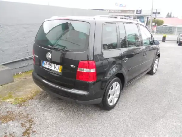 Volkswagen Touran 2003 - 7500 EUR, 303400 km - AUTO.MOTO.pt - 303400km - foto 5 de 11
