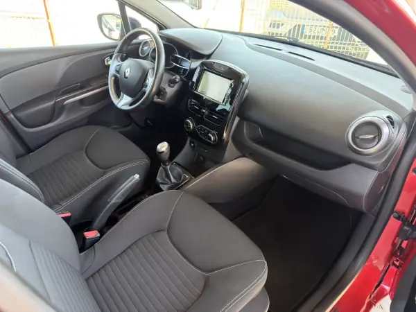 Renault Clio 2018 - 9990 EUR, 156000 km - AUTO.MOTO.pt - 156000km - foto 11 de 18