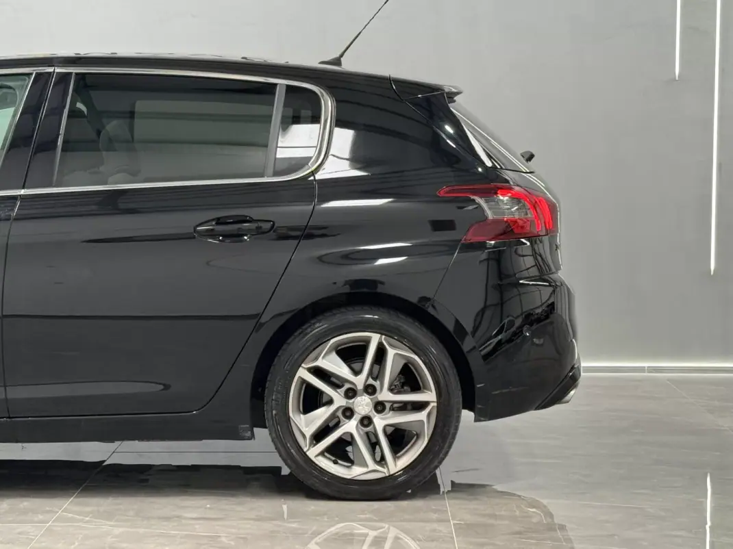 Peugeot 308 2018 - 11890 EUR, 159000 km - AUTO.MOTO.pt - 159000km - foto 15 de 35