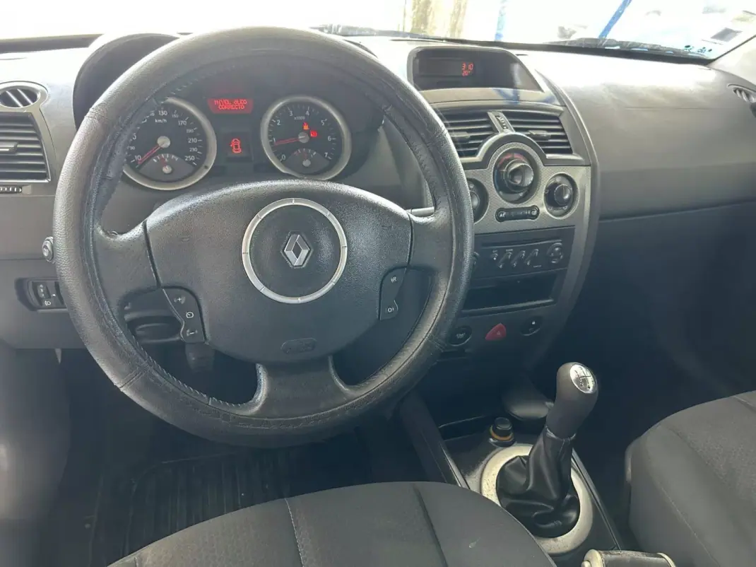 Renault Mégane 2003 - 2999 EUR, 330000 km - AUTO.MOTO.pt - 330000km - foto 9 de 10