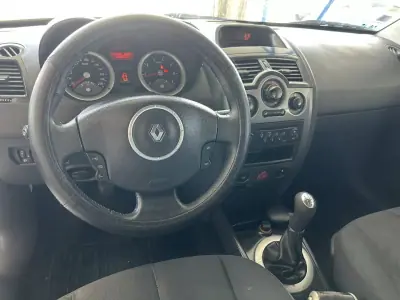 Renault Mégane 2003 - 2999 EUR, 330000 km - AUTO.MOTO.pt - 330000km - foto 9 de 10