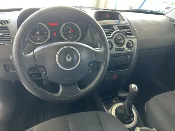 Renault Mégane 2003 - 2999 EUR, 330000 km - AUTO.MOTO.pt - 330000km - foto 9 de 10