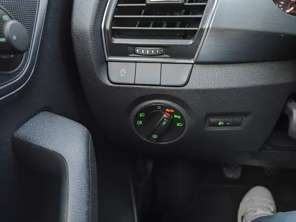 Skoda Fabia 2015 - 11900 EUR, 130000 km - AUTO.MOTO.pt - 130000km - foto 13 de 17
