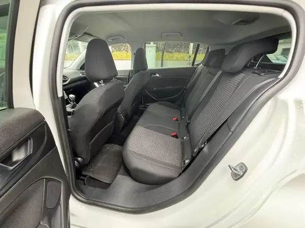 Peugeot 308 2018 - 15990 EUR, 149065 km - AUTO.MOTO.pt - 149065km - foto 13 de 14
