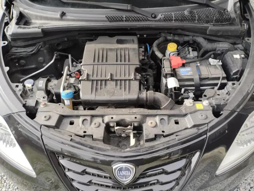 Lancia Ypsilon 2014 - 7500 EUR, 100000 km - AUTO.MOTO.pt - 100000km - foto 31 de 36