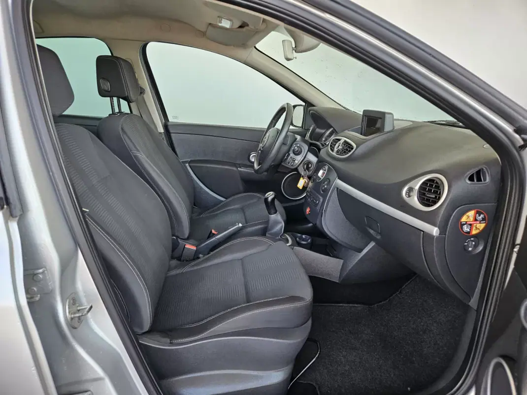 Renault Clio 2010 - 5950 EUR, 110000 km - AUTO.MOTO.pt - 110000km - foto 5 de 8