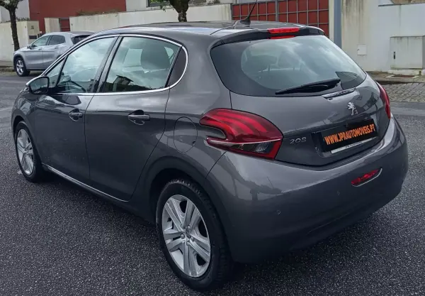 Peugeot 208 2018 - 8490 EUR, 187200 km - AUTO.MOTO.pt - 187200km - foto 7 de 17