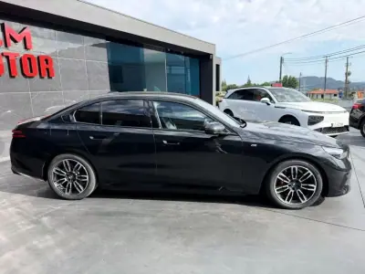 BMW 530e 2024 - 52900 EUR, 33 km - AUTO.MOTO.pt - 33km - foto 3 de 15
