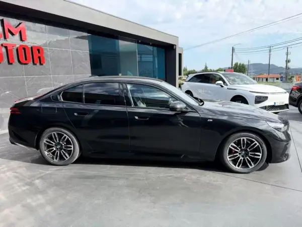 BMW 530e 2024 - 52900 EUR, 33 km - AUTO.MOTO.pt - 33km - foto 3 de 15