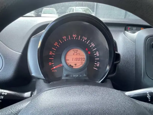 Peugeot 108 2015 - 8300 EUR, 118000 km - AUTO.MOTO.pt - 118000km - foto 7 de 8