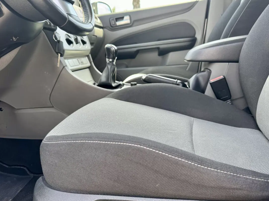 Ford Focus 2009 - 7250 EUR, 177000 km - AUTO.MOTO.pt - 177000km - foto 12 de 23