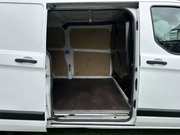 Ford Transit 2020 - 16900 EUR, 200000 km - AUTO.MOTO.pt - 200000km - foto 18 de 37