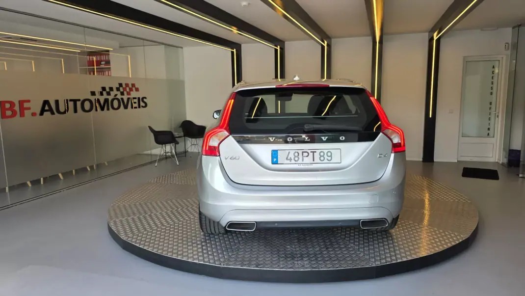 Volvo V60 2015 - 11900 EUR, 314478 km - AUTO.MOTO.pt - 314478km - foto 17 de 60