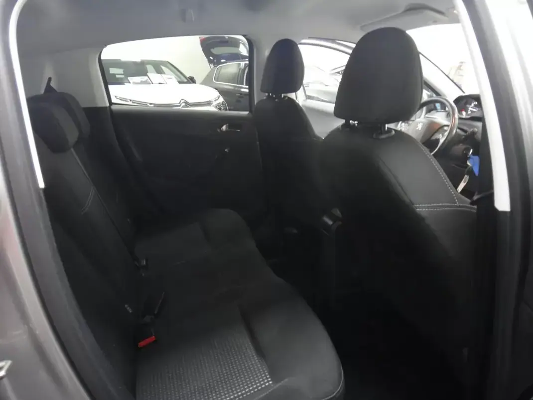 Peugeot 208 2019 - 11490 EUR, 71000 km - 71000km - foto 9 de 24