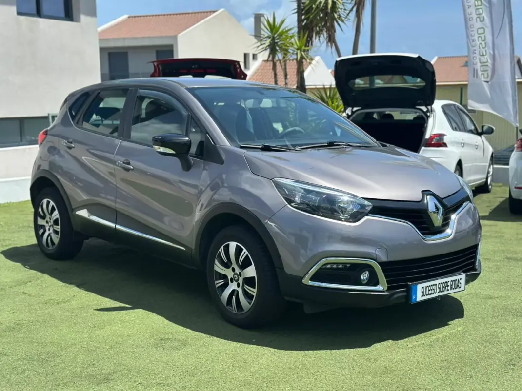 Renault Captur 2015 - 13990 EUR, 56433 km - AUTO.MOTO.pt - 56433km - foto 9 de 17