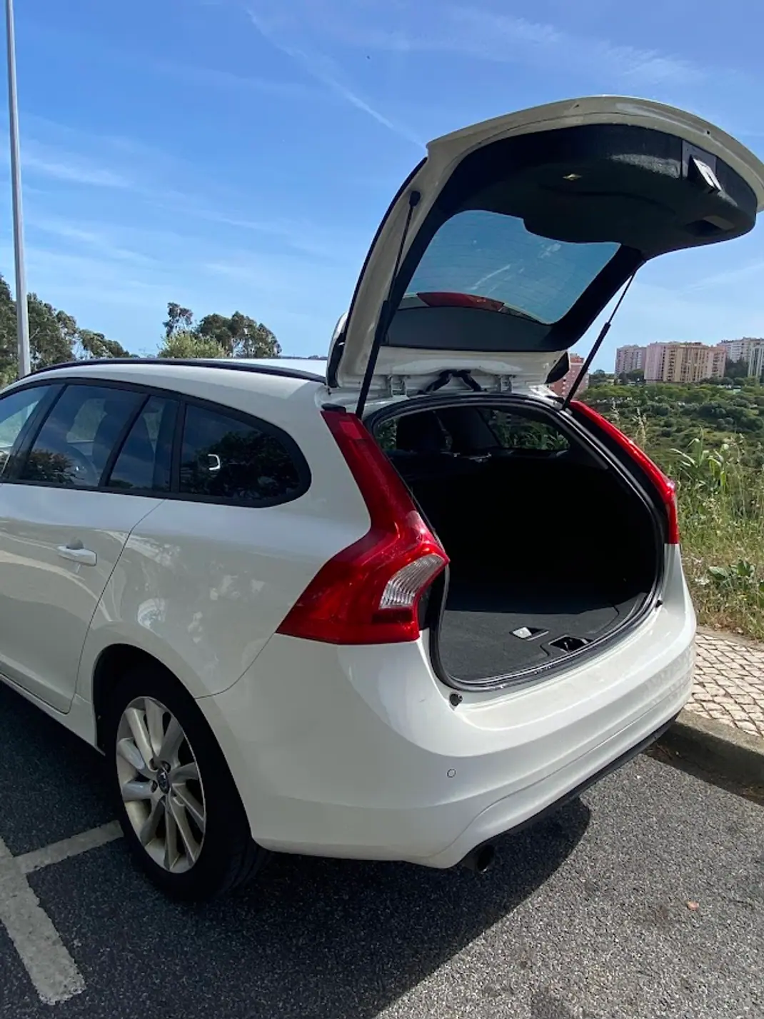 Volvo V60 2015 - 9500 EUR, 206100 km - AUTO.MOTO.pt - 206100km - foto 5 de 14