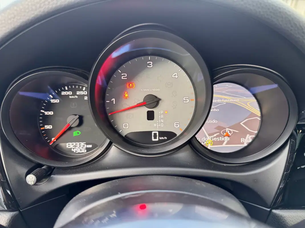 Porsche Macan 2016 - 45990 EUR, 132000 km - AUTO.MOTO.pt - 132000km - foto 26 de 34