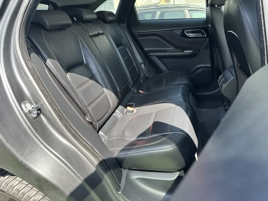 Jaguar F-Pace 2018 - 22500 EUR, 146000 km - 146000km - foto 60 de 69
