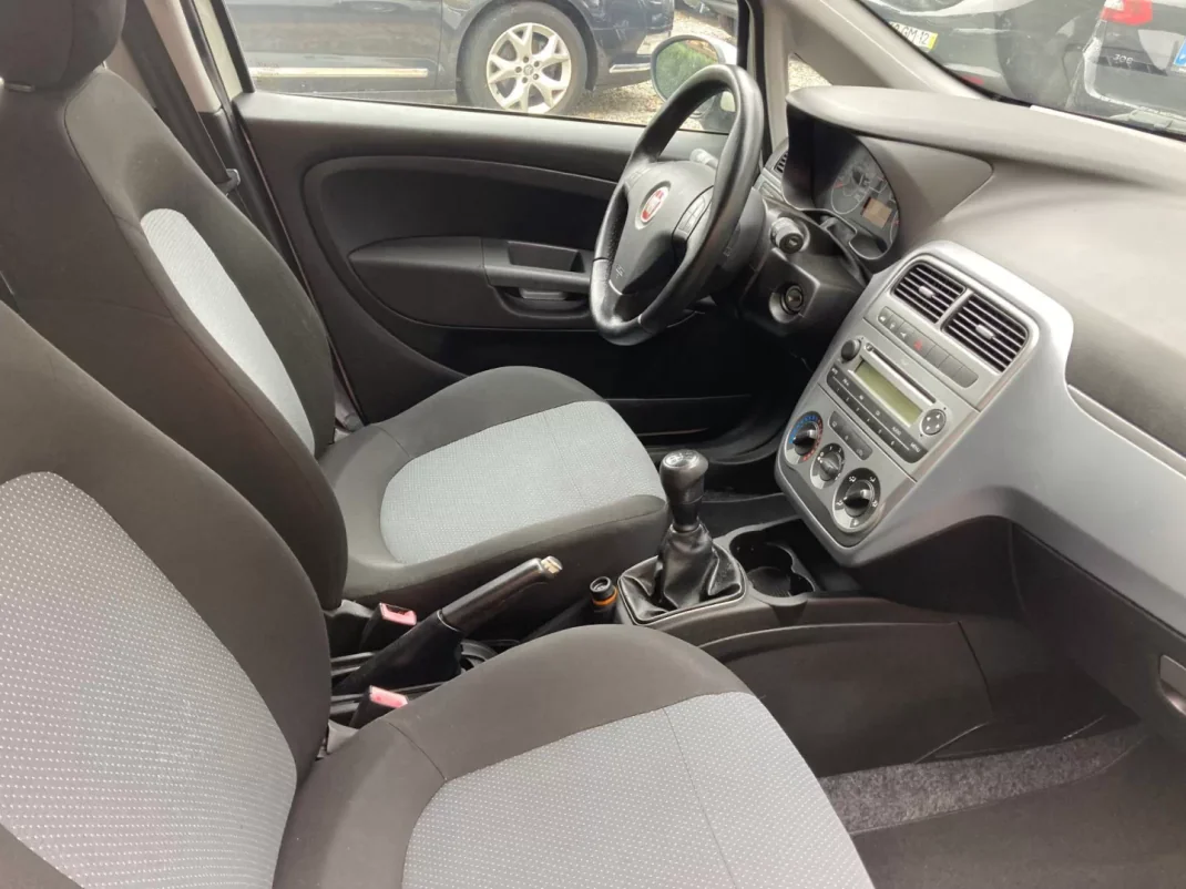 Fiat Punto 2010 - 6500 EUR, 174000 km - AUTO.MOTO.pt - 174000km - foto 13 de 15