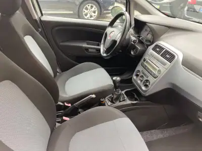 Fiat Punto 2010 - 6500 EUR, 174000 km - AUTO.MOTO.pt - 174000km - foto 13 de 15