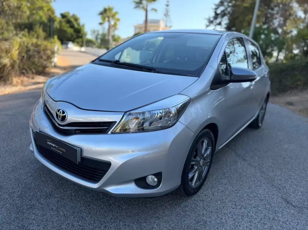 Toyota Yaris 2013 - 10999 EUR, 80000 km - AUTO.MOTO.pt - 80000km - foto 1 de 18
