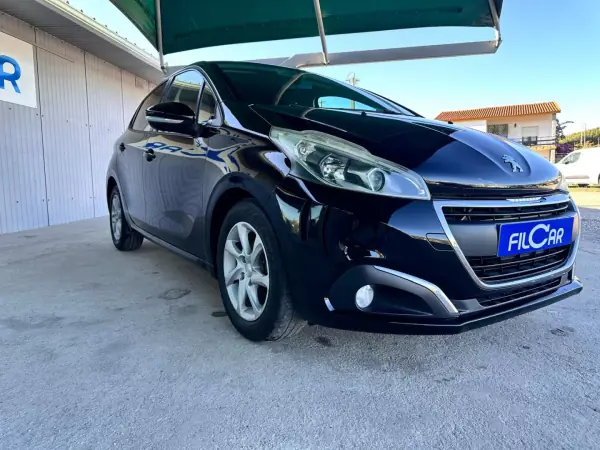 Peugeot 208 2015 - 9500 EUR, 189000 km - AUTO.MOTO.pt - 189000km - foto 4 de 16