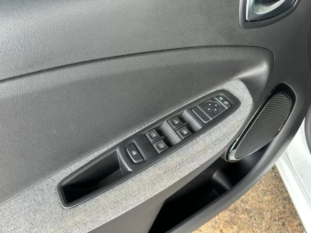 Renault Zoe 2020 - 17900 EUR, 44039 km - AUTO.MOTO.pt - 44039km - foto 28 de 33