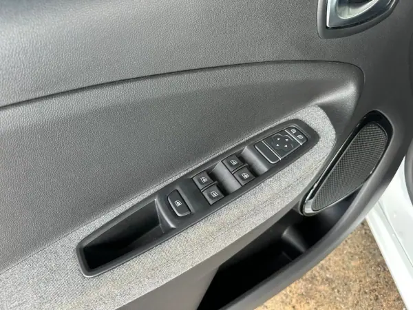 Renault Zoe 2020 - 17900 EUR, 44039 km - AUTO.MOTO.pt - 44039km - foto 28 de 33
