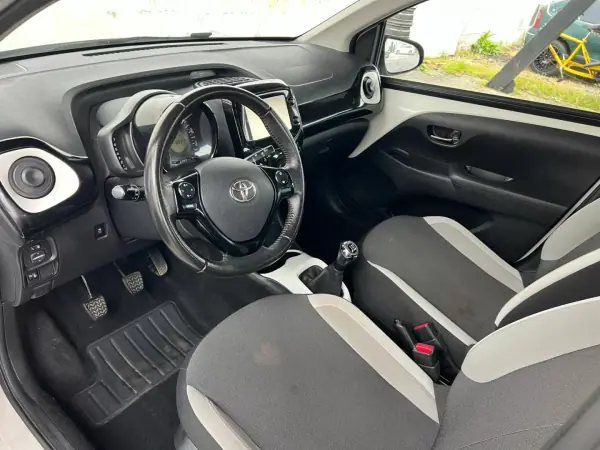 Toyota Aygo 2016 - 10900 EUR, 89310 km - AUTO.MOTO.pt - 89310km - foto 14 de 15