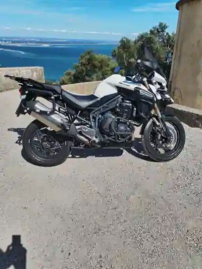 Triumph 2015 - 9000 EUR, 32500 km - 32500km - foto 13 de 15