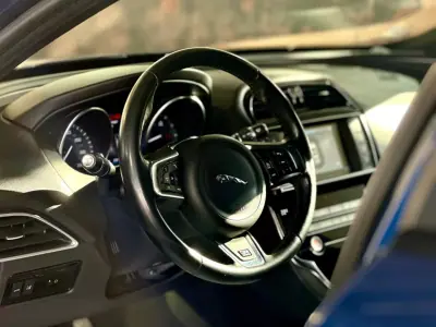 Jaguar XE 2017 - 16900 EUR, 230128 km - AUTO.MOTO.pt - 230128km - foto 20 de 28