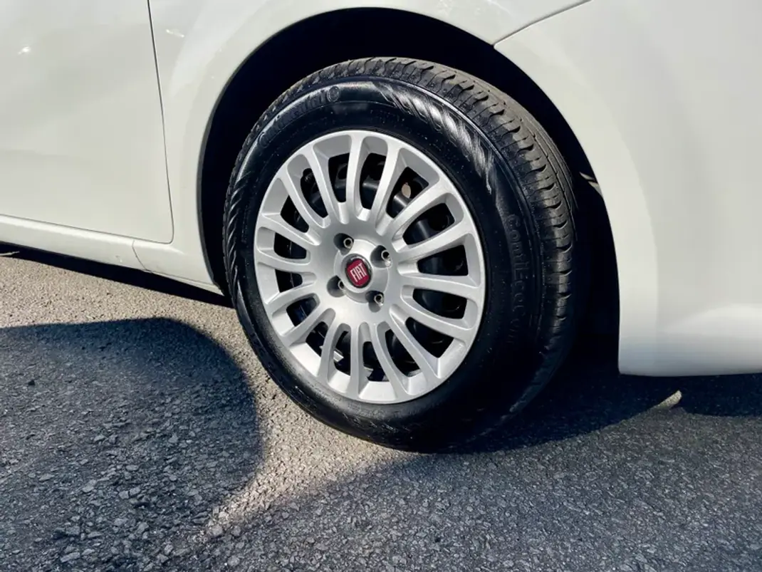 Fiat Punto 2018 - 7950 EUR, 174029 km - AUTO.MOTO.pt - 174029km - foto 4 de 24