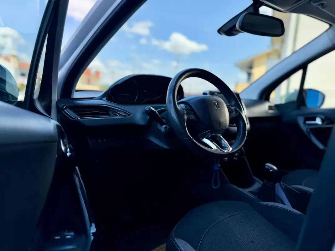 Peugeot 208 2016 - 8950 EUR, 83000 km - AUTO.MOTO.pt - 83000km - foto 12 de 25